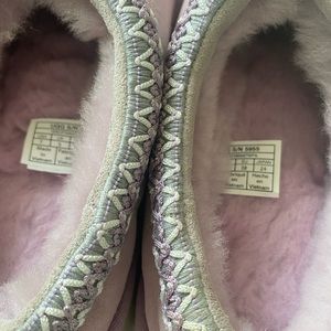 New Uggs comfortable, unique lilac color ! Never worn !